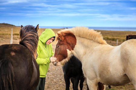 骑着冰岛小马的女人