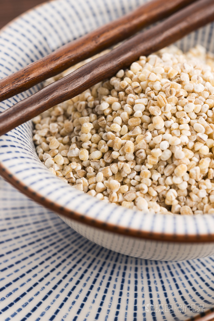 在碗里的原始珍珠大麦。