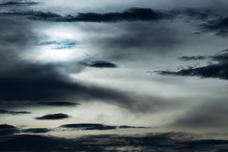 黑色的云在黑暗的天空，夜晚天空的万圣节背景