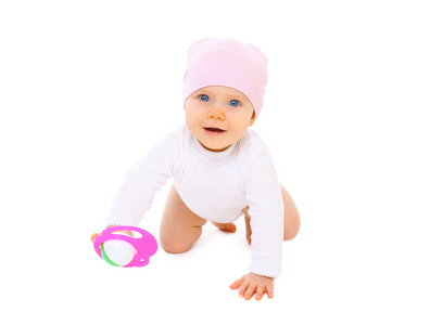 可爱微笑的婴儿与玩具爬上一个白色的背景