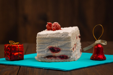 在木板上的红色蛋糕
