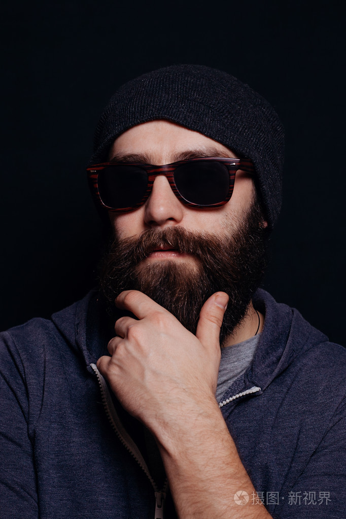 英俊男的大胡子,戴着眼镜,帽子