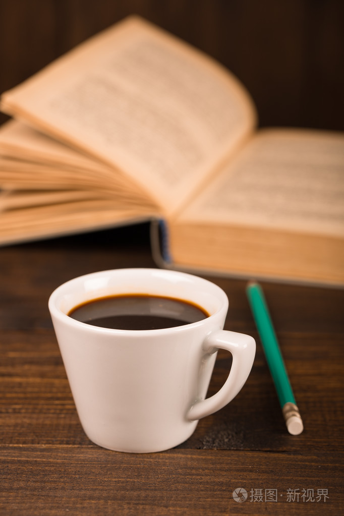 杯咖啡咖啡店里拿着本书