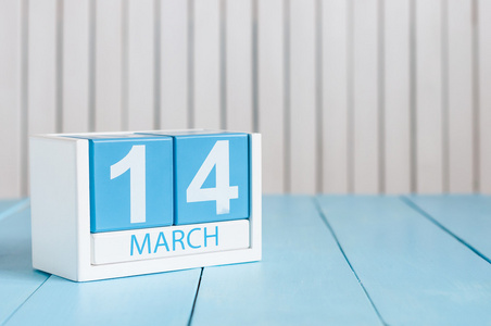 3 月 14 日。3 月 14 日木制彩色日历与花白色背景上的图像。春天的一天。英联邦和国际 pi 的一天
