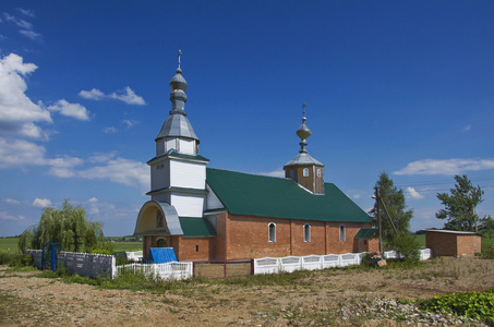 白俄罗斯 小东正教教堂边上的村庄