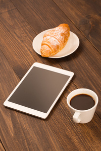杯咖啡咖啡馆与平板电脑在桌子上