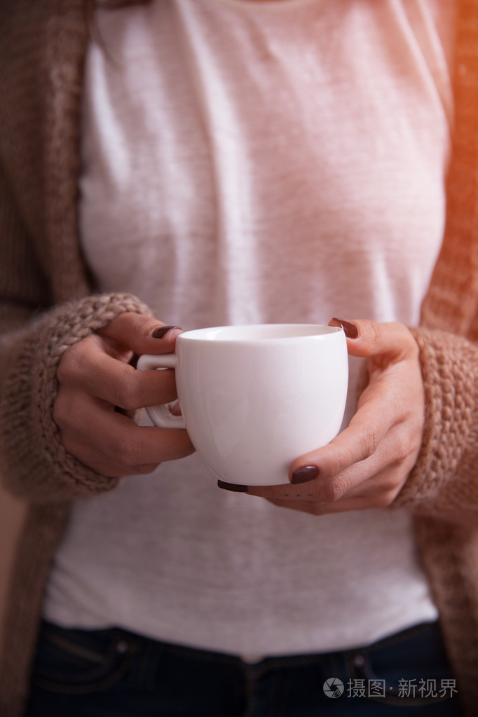 在女人手中的咖啡杯的特写镜头