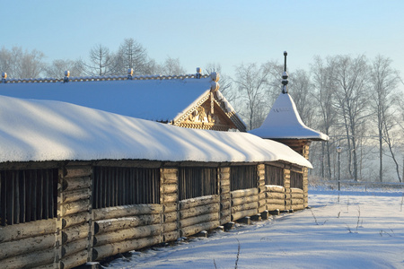 在阳光明媚的冬日复杂的庄园 Bogoslovka