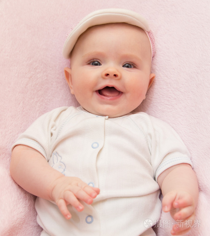 可爱的小宝贝女孩粉红色背景幸福概念上的肖像