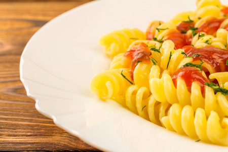 意大利意大利面食，加番茄酱，盘中夹塞