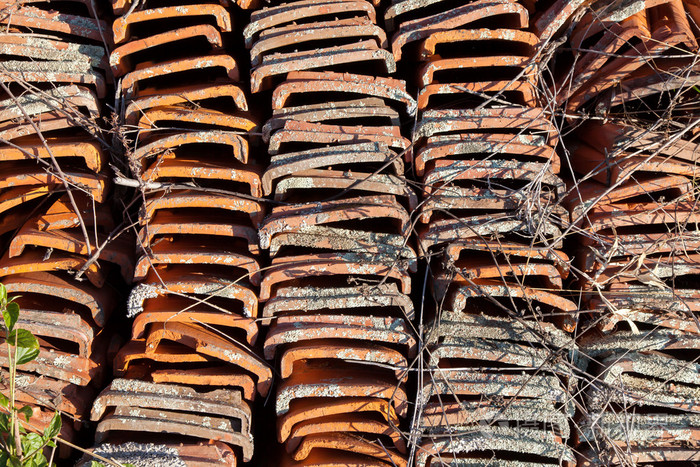 堆积的旧屋面瓦