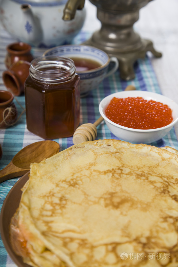 桌上的红鱼子酱煎饼