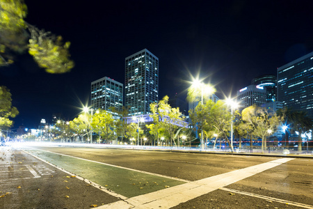 城市道路与城市景观的旧金山在晚上