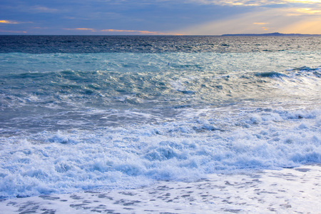 海景观。用梁的日落的太阳点燃的海浪和风暴的波浪线