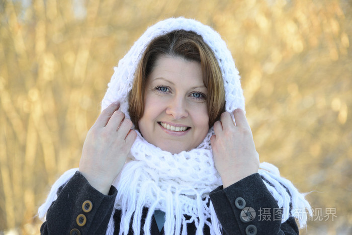 俄罗斯女人在他头上的围巾