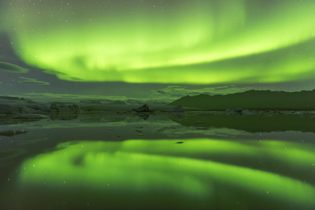 北极光在 jokulsarlon 泻湖中显示