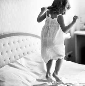 动态室内肖像的跳床上的小女孩图片