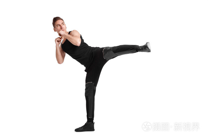男人踢脚向前