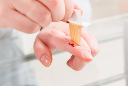 创可贴贴脚跟应用在手指上的创可贴照片
