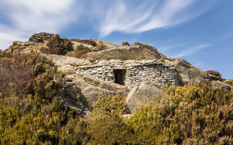 石住房建成山区的科西嘉摇滚图片