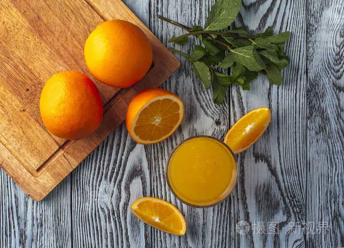 橙汁 薄荷叶和橙子的玻璃