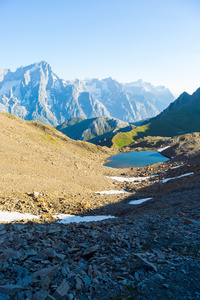 雄伟的 Mont blanc 和高山河谷与蓝色的湖