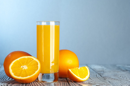 鲜榨橙汁与橙片