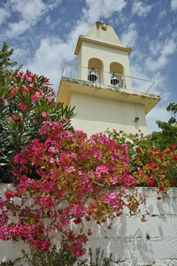 Otthodox 教会与春天的花朵，凯，爱奥尼亚群岛