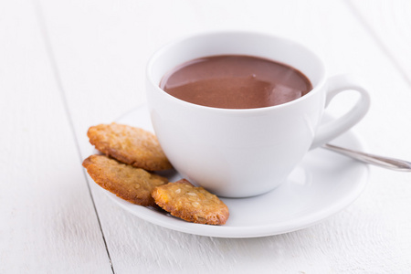 白杯热巧克力与自制燕麦饼干