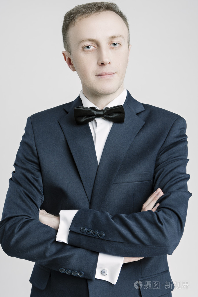 白种人蓝色套房中白种人英俊男子的肖像.