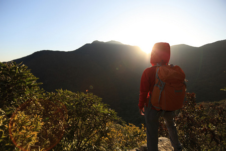 山峰上的女人徒步旅行者