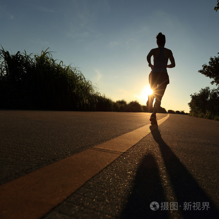 在道路上运行的健身女人