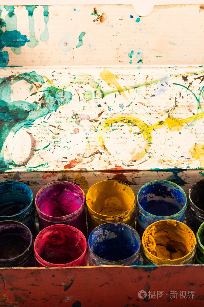 在罐不同颜色的水彩颜料