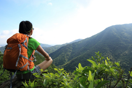 山峰上的女人背包客