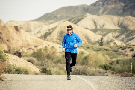 运动健健康康地奔跑在干燥的沙漠中