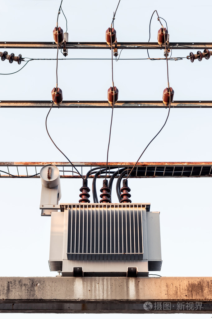 上杆和高电压线路的电力变压器