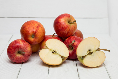 孤立在白色背景上的新鲜美味的红苹果水果