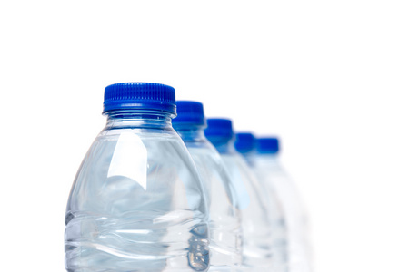 行的水的塑料瓶