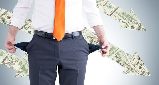 一个打着橙色领带,口袋空空的商人照片