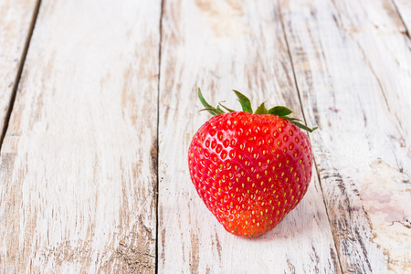 新鲜草莓白色木制的桌子上