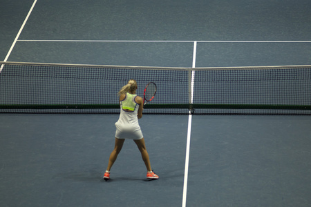 年轻的女人在打网球