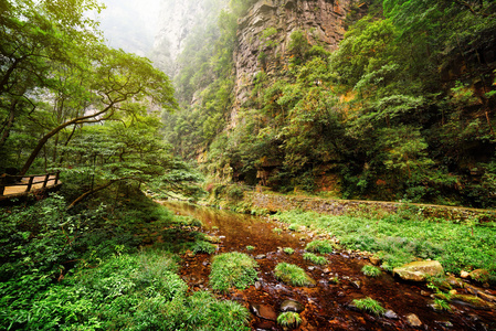 深峡底部清澈见底的风景河流