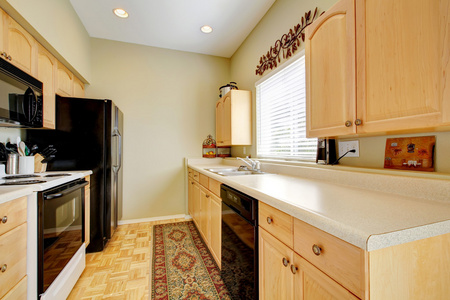 厨房用白色柜台和装饰地毯