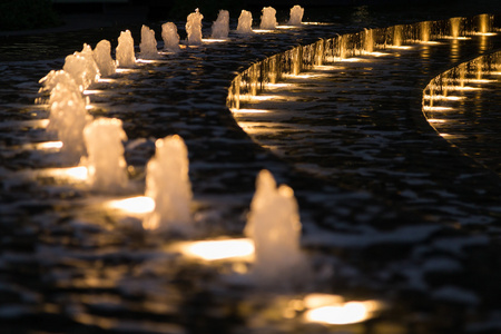 灯在市中心休斯顿，德克萨斯州的喷泉