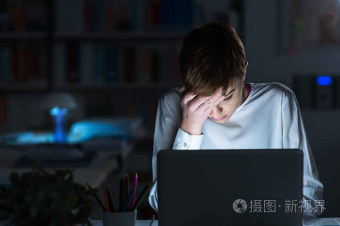 疲惫的女子,工作到很晚