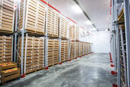 工厂仓库库存箱照片