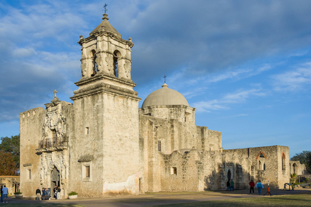 主入口和圣何塞特派团在 San Antonio，德克萨斯州在日落时的外观