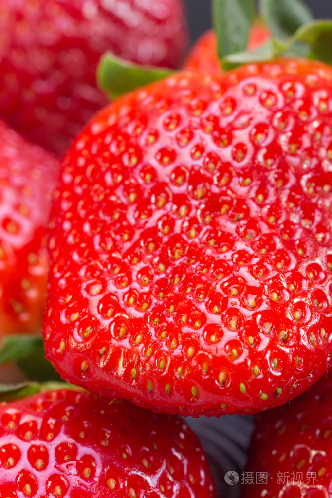 在黑色背景上的红色草莓.浆果了鲜明的对比图像