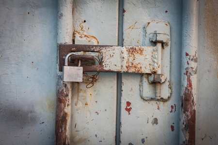 旧生锈钢门的钥匙柜