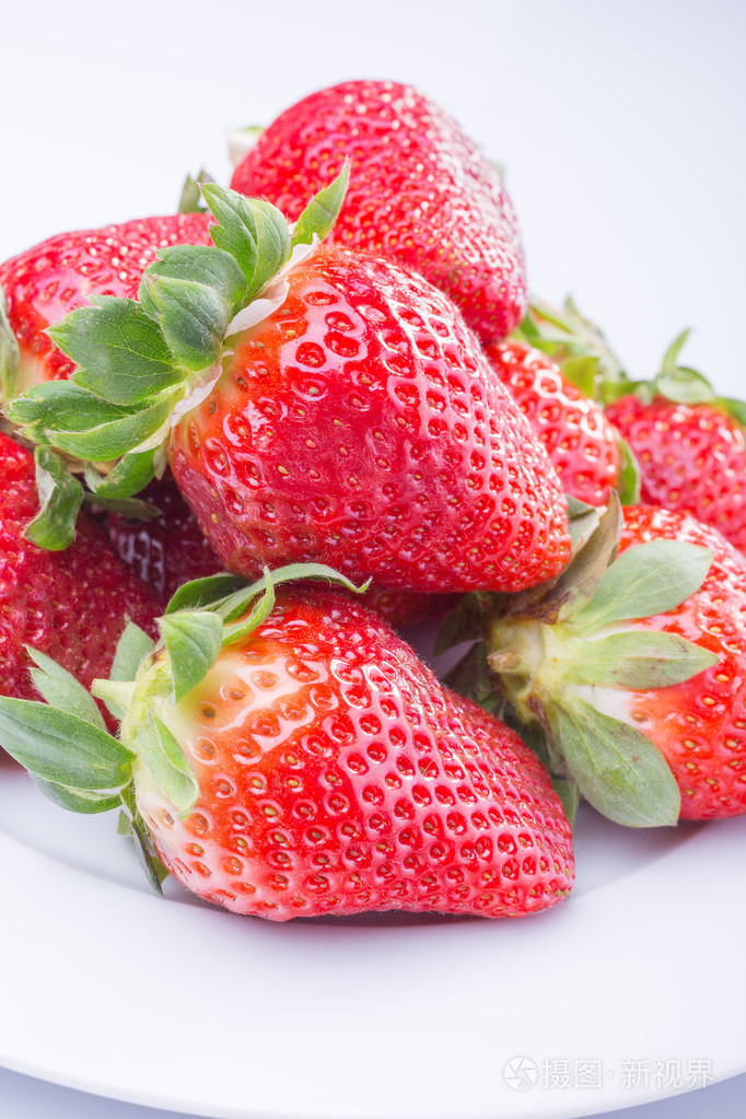 草莓红白色板和一个白色的背景,对比鲜明的形象.顶尖的侧面图.